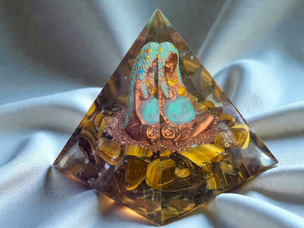 Orgonite pyramide bouddha oeil du tigre